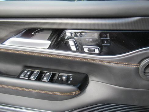 Used 2025 Jeep Grand Wagoneer Series III w/ Rear Seat Video Group 1 AWD/4WD image 26