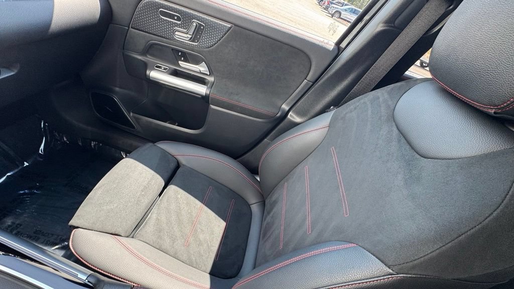 Used 2025 Mercedes-Benz GLA 250 4MATIC image 21