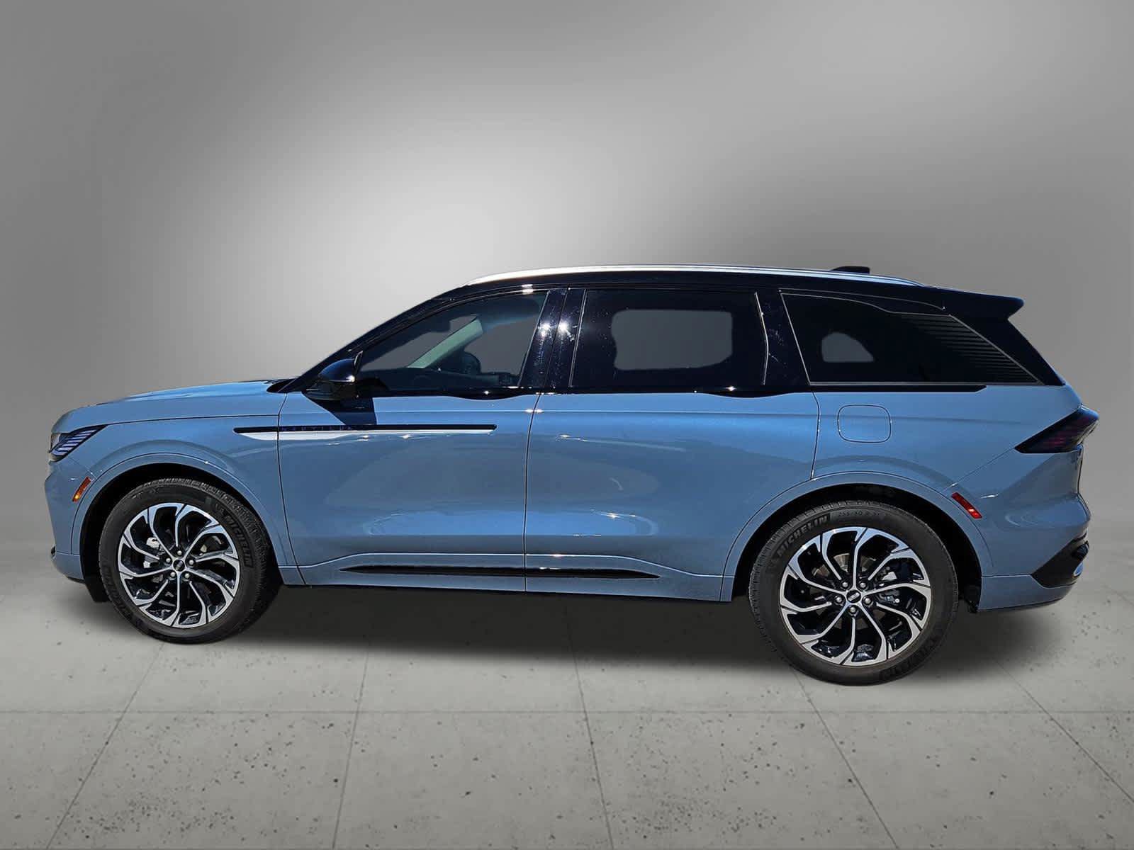 Used 2025 Lincoln Nautilus Reserve AWD/4WD image 3