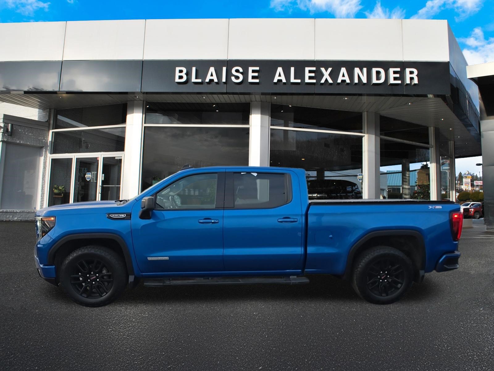 Used 2023 GMC Sierra 1500 Elevation w/ Preferred Package AWD/4WD image 9