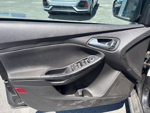 Used 2016 Ford Focus SE w/ SE Cold Weather Package FWD image 15