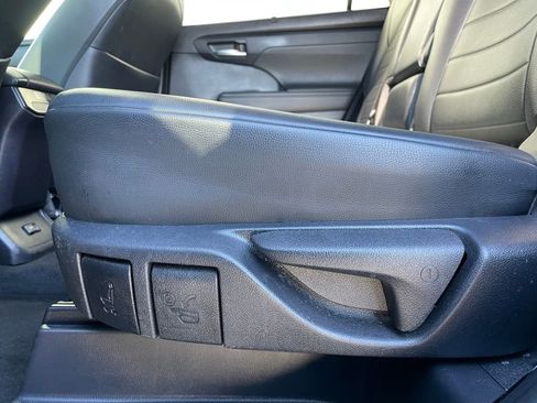 Used 2022 Toyota Highlander XLE image 40