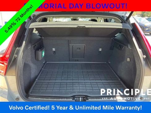 Certified 2025 Volvo XC40 B5 Plus w/ Protection Package Premier AWD/4WD image 28