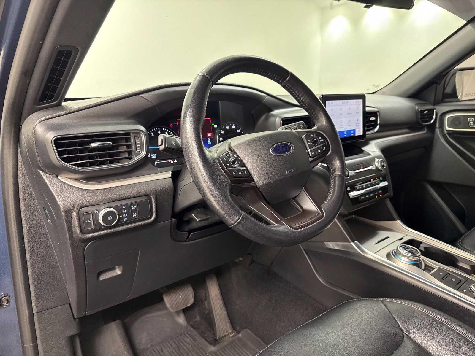 Used 2020 Ford Explorer XLT w/ Equipment Group 202A AWD/4WD image 13