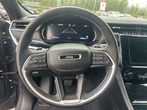 Used 2023 Jeep Grand Cherokee Altitude AWD/4WD image 7
