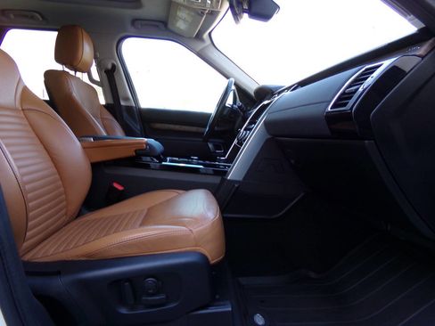 Used 2019 Land Rover Discovery HSE image 28