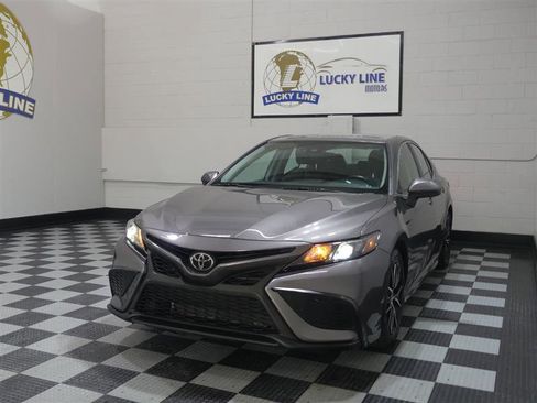 Used 2021 Toyota Camry SE FWD image 5