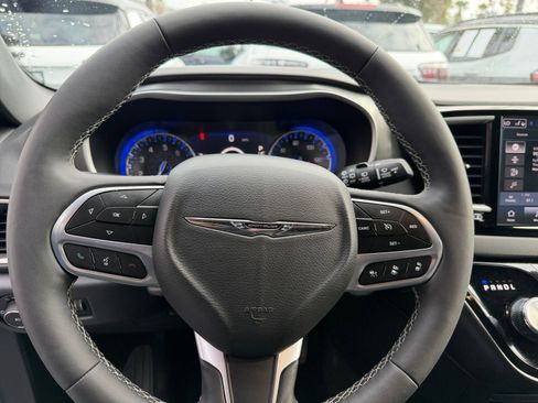 Used 2025 Chrysler Pacifica Select image 30
