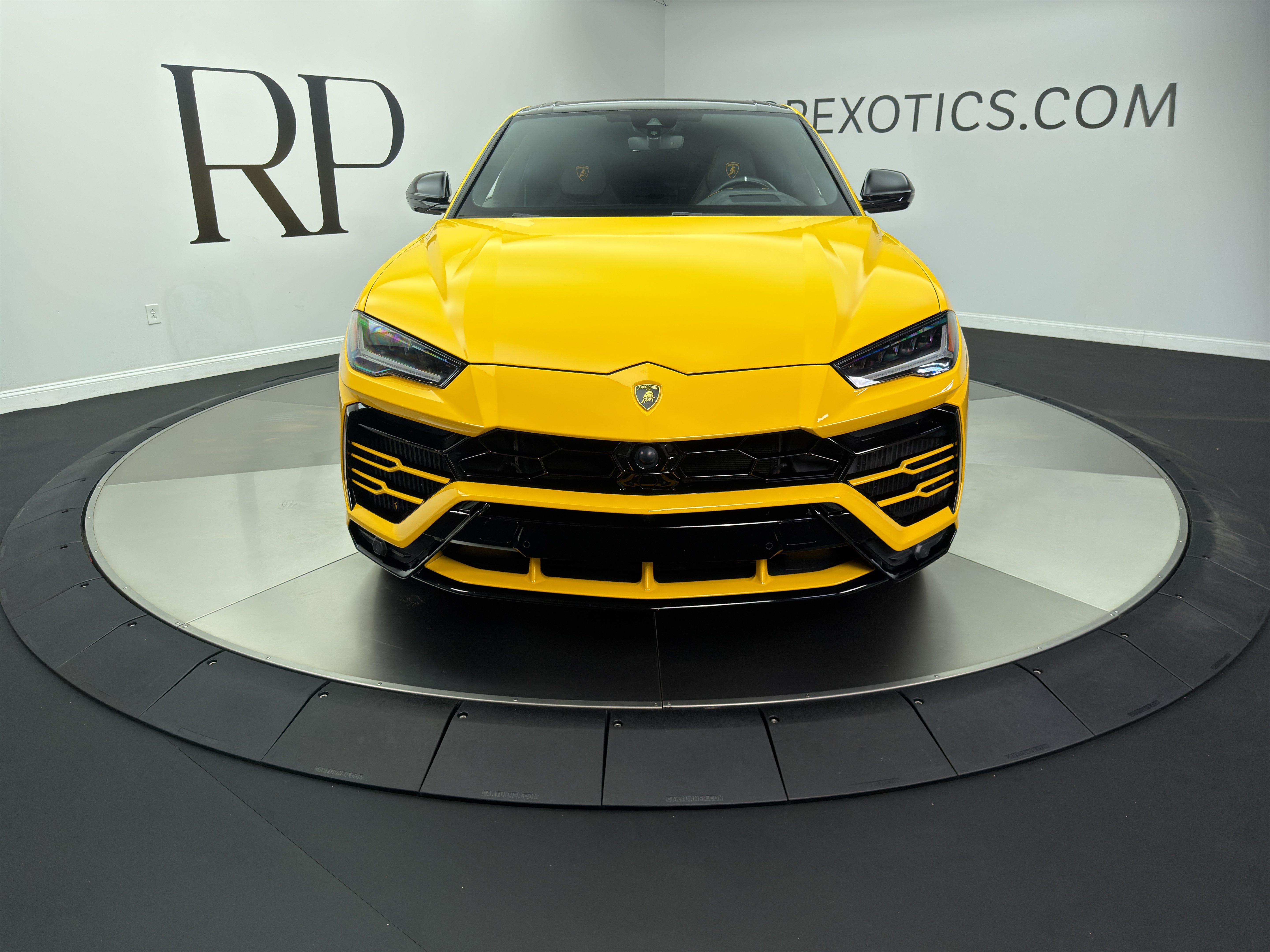 Used 2021 Lamborghini Urus AWD/4WD image 2