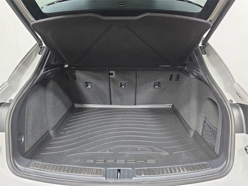 Used 2025 Porsche Macan image 31