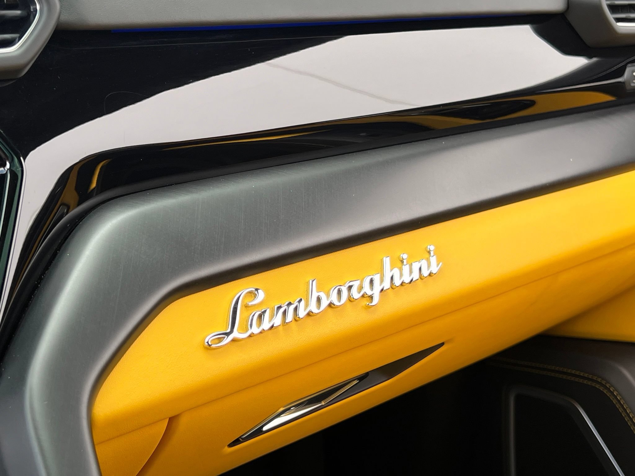 Used 2022 Lamborghini Urus AWD/4WD image 38