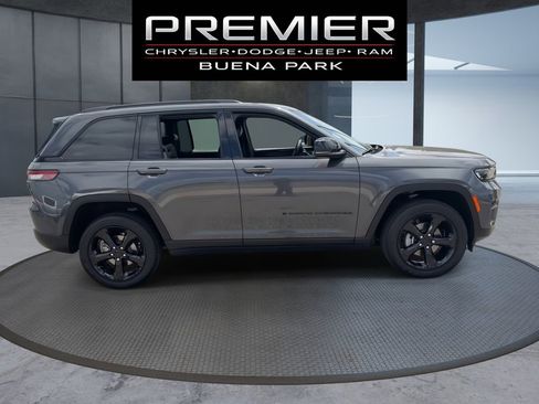 Used 2025 Jeep Grand Cherokee Altitude RWD image 9