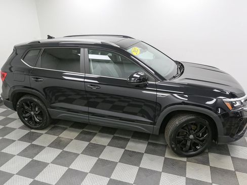 Certified 2022 Volkswagen Taos SE w/ Panoramic Sunroof Package image 6