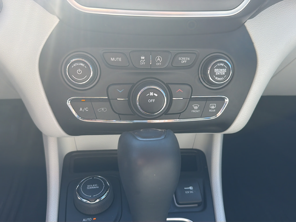 Used 2021 Jeep Cherokee Latitude Plus w/ Sun & Sound Group AWD/4WD image 24