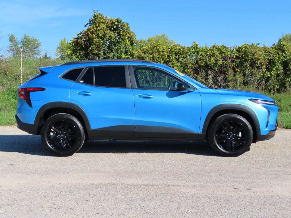 Used 2025 Chevrolet Trax ACTIV w/ Driver Confidence Package FWD image 2