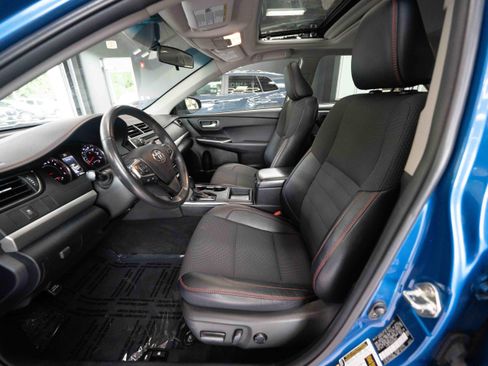 Used 2017 Toyota Camry SE w/ Moonroof Package FWD image 9