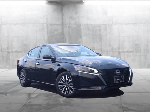Certified 2023 Nissan Altima 2.5 SV w/ SV Premium Package AWD/4WD image 2