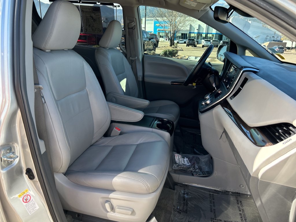 Used 2019 Toyota Sienna XLE Premium FWD image 18