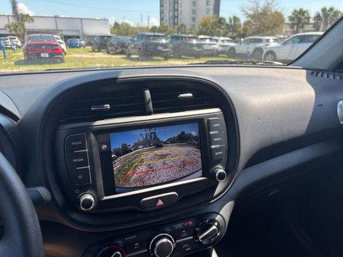 Used 2025 Kia Soul LX w/ LX Technology Package FWD image 23