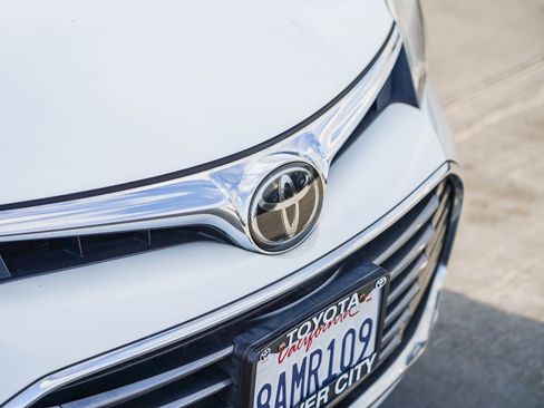 Used 2018 Toyota Avalon XLE image 3