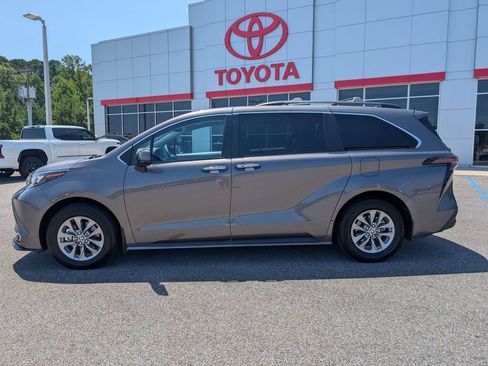 Used 2024 Toyota Sienna XLE FWD image 2