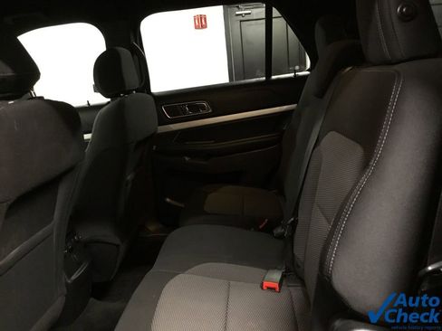 Used 2017 Ford Explorer XLT image 28