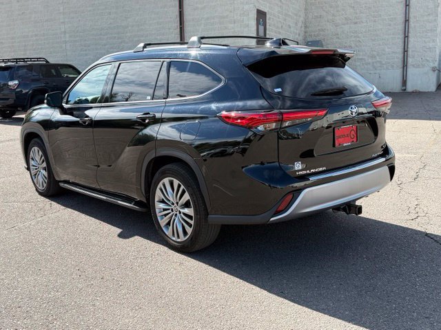 Used 2022 Toyota Highlander Platinum FWD image 3