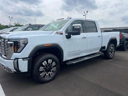 Used 2026 GMC Sierra 3500 Denali AWD/4WD image 3