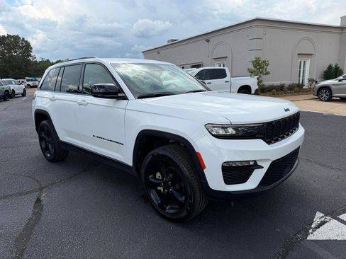 Used 2023 Jeep Grand Cherokee Limited w/ Black Appearance Package AWD/4WD image 3