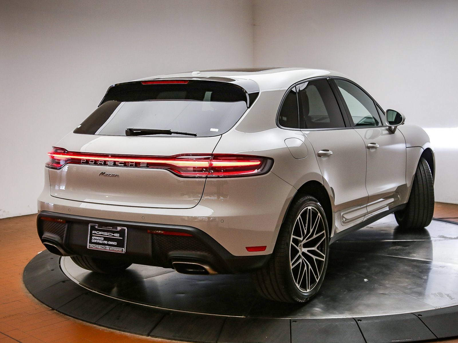 Certified 2026 Porsche Macan AWD/4WD image 8