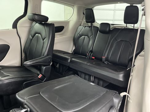 Used 2023 Chrysler Pacifica Touring-L FWD image 19