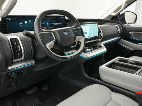 Certified 2025 Ford Expedition Platinum image 13