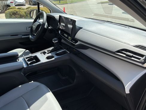 Used 2025 Toyota Sienna XLE image 38