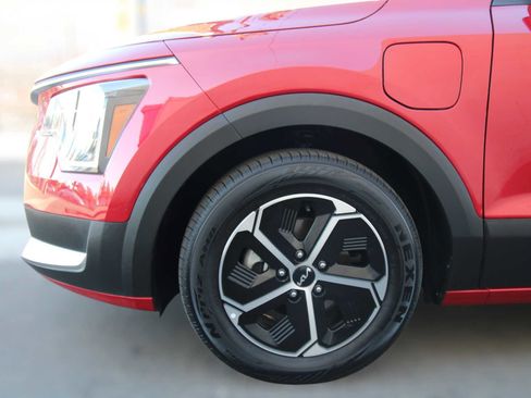 Used 2023 Kia Niro EX image 2