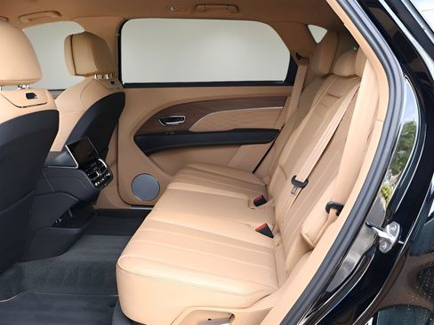 Certified 2024 Bentley Bentayga Extended Wheelbase AWD/4WD image 15