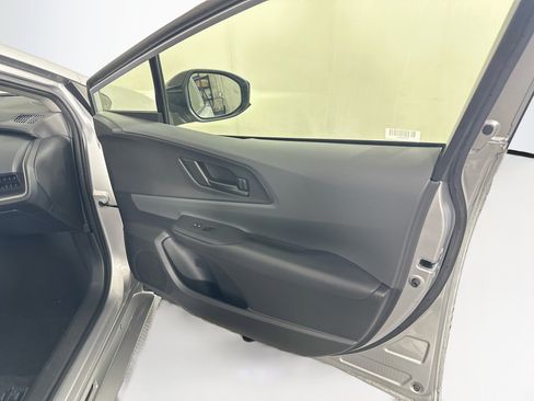 Used 2025 Toyota Prius LE FWD image 32
