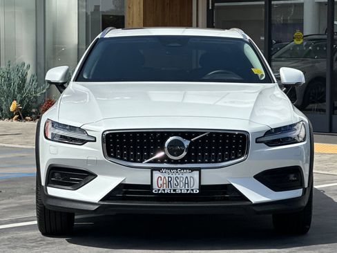 Certified 2025 Volvo V60 B5 Cross Country Plus AWD/4WD image 9