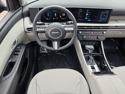 Used 2025 Hyundai Tucson SE image 12