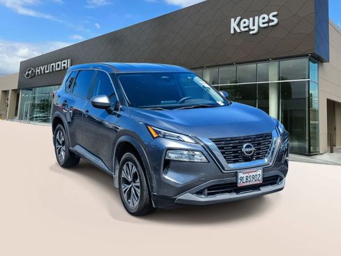 Used 2023 Nissan Rogue SV image 3