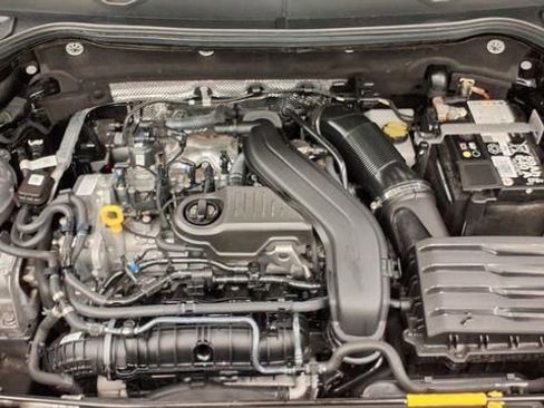 Used 2024 Volkswagen Taos SE image 33