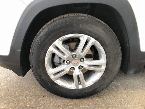 Used 2024 GMC Terrain SLE w/ Driver Convenience Package image 4