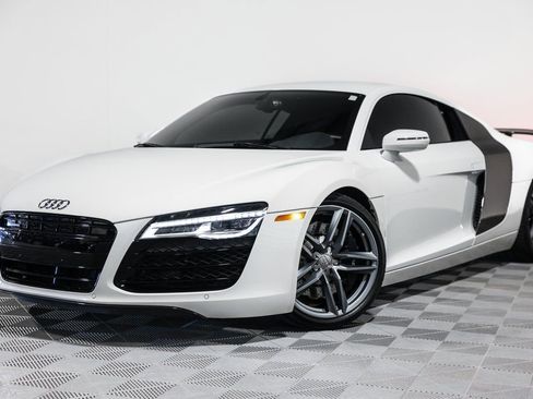 Used 2015 Audi R8 V8 w/ Extended Leather Package image 9