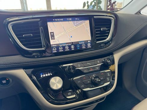 Used 2019 Chrysler Pacifica Limited image 21