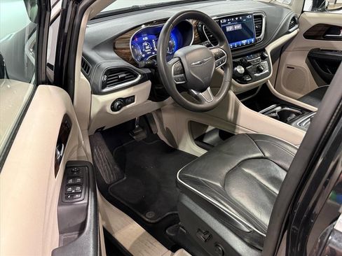 Used 2022 Chrysler Pacifica Limited image 10