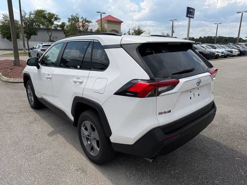 Used 2022 Toyota RAV4 XLE w/ Convenience Package FWD image 7