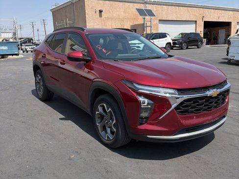 Used 2025 Chevrolet Trax LT w/ LT Convenience Package image 4