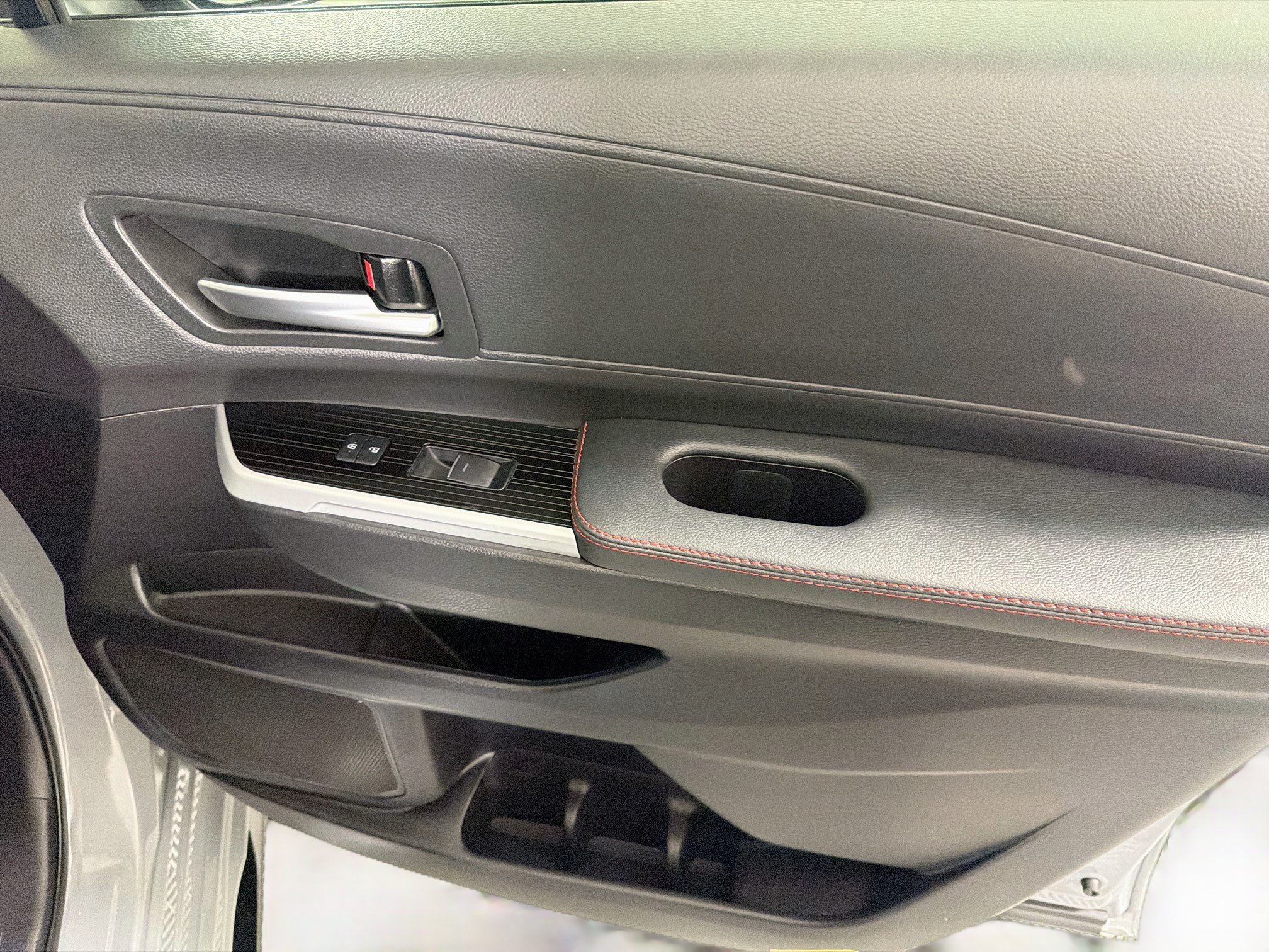 Used 2025 Toyota Sienna XSE FWD image 33