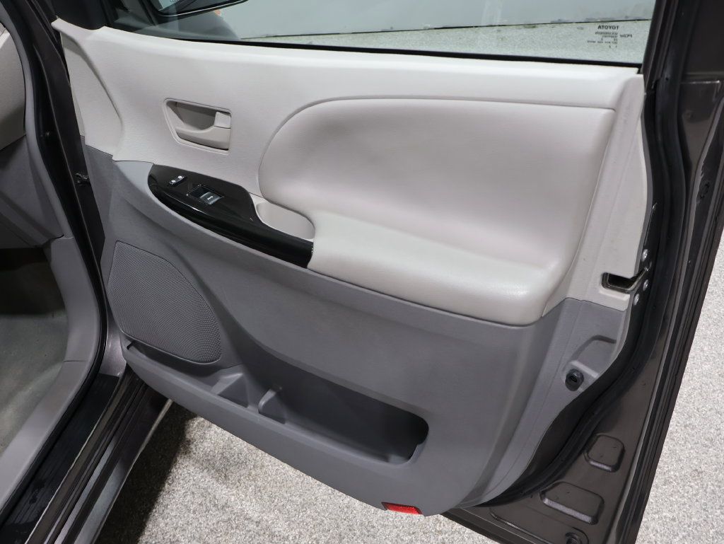 Used 2012 Toyota Sienna LE w/ Towing Pkg AWD/4WD image 20