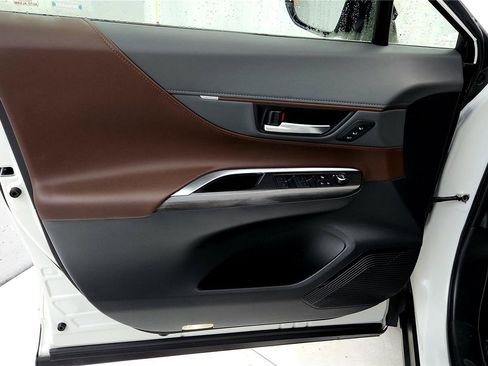 Used 2021 Toyota Venza Limited image 23