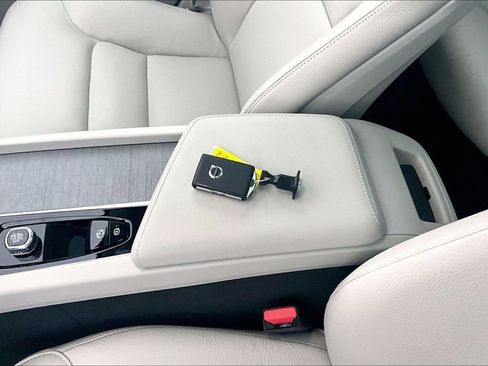 Used 2024 Volvo XC60 B5 Plus image 14